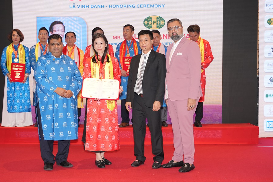 Bà Ngô Phẩm Trân - Chủ tịch Hiệp hội doanh nghiệp Việt – Đài được vinh danh trong Diễn đàn giao lưu văn hoá và kinh tế Việt Nam - Ấn Độ”